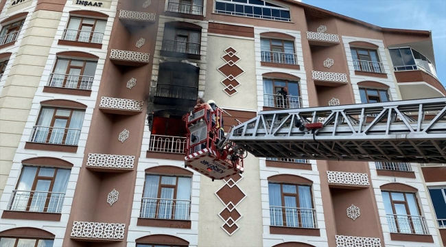 Kırşehir'de yangın çıkan apartmanda mahsur kalanları itfaiye kurtardı