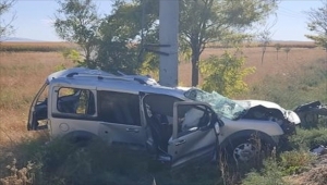 Konya'da elektrik direğine çarpan hafif ticari araçtaki 2 kişi öldü, 3 kişi yaralandı