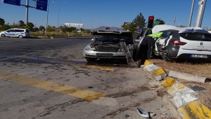 Konya'da iki otomobilin çarpışması sonucu 3 kişi yaralandı