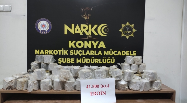 Konya'da kovalamaca sırasında otomobilden atılan çantalardan 41 kilo 500 gram eroin çıktı
