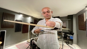 Mehmet Akif öğretmen, ampute koluna sabitlediği bagetle bateri çalıyor 