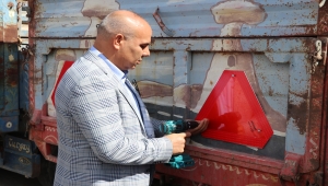 Niğde'de çiftçilere traktörlerine takmaları için reflektör dağıtıldı