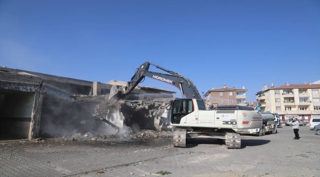 Niğde'de Eski Sanayi Sitesi'nde boşaltılan iş yerlerinin yıkımına başlandı