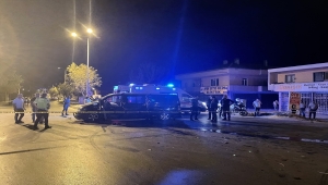 Niğde'de polisten kaçan otomobilin minibüse çarpması sonucu 3 kişi yaralandı