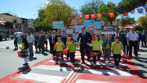 Öğrenciler yaya geçitlerini "Hayata saygı duruşu" sloganıyla kırmızıya boyadı
