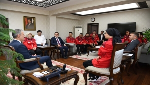 Oturarak Voleybol Takımı Vali Tuncay Akkoyun'u ziyaret etti