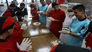 "Özel öğrenciler" restoranların mutfağında çalışıp sosyalleşiyor