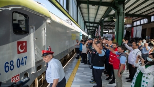 Pakistan'a yardım malzemesi taşıyan üçüncü "İyilik Treni" yola çıktı