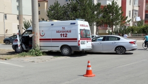 Sivas'ta çarpışan ambulans ile otomobilde hasar oluştu 