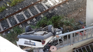 Sivas'ta çarpışan iki otomobilden biri köprü boşluğundan düştü, 3 kişi yaralandı