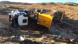 Sivas'ta devrilen hafriyat kamyonunun şoförü yaralandı 