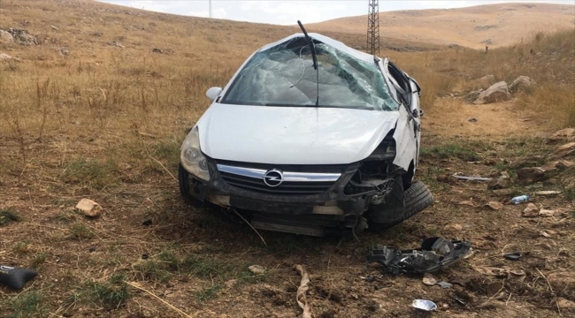 Sivas'ta devrilen otomobildeki 4 kişi yaralandı 