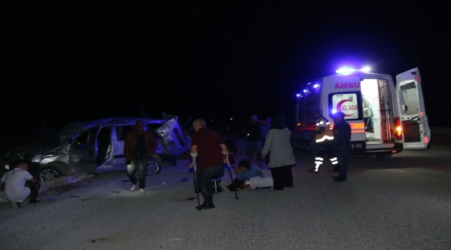 Sivas'ta düğüne gidenlerin bulunduğu hafif ticari aracın devrildiği kazada 7 kişi yaralandı