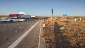 Sivas'ta iki aracın karıştığı kazada 4 kişi yaralandı