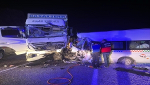Sivas'ta kamyon ile minibüsün çarpışması sonucu 7 kişi öldü, 10 kişi yaralandı