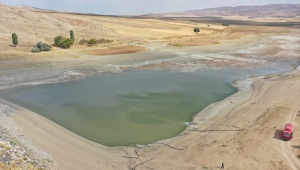 Sivas'ta kuruyan göle itfaiye ekipleri su takviyesi yapıyor