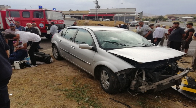 Sivas'ta otomobillerin çarpışması sonucu 5 kişi yaralandı