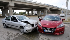 Sivas'ta otomobillerin çarpıştığı kazada 2 kişi yaralandı 