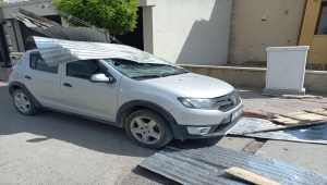 Sivas'ta şiddetli rüzgar bir binanın çatısını uçurdu 