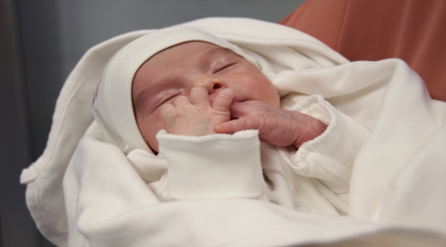 Yemek borusu nefes borusuna yapışık ve kapalı doğan bebeğe "hayat" operasyonu