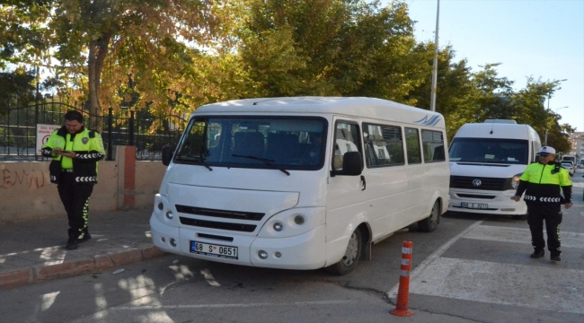 Aksaray'da sahte plakalı öğrenci servisi sürücüsüne ceza kesildi