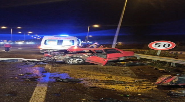 Çankırı'da otomobilin bariyere çarptığı kazada 2 kişi öldü, 3 kişi yaralandı