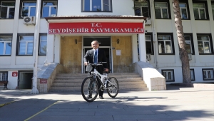 Çevreci kaymakamın gözde ulaşım aracı, makamına gidip geldiği bisikleti 