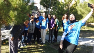 Çubuk'ta üniversite öğrencileri huzurevi sakinleriyle fidan dikti