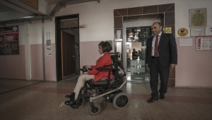 Derslere solunum cihazıyla giren Gamze öğretmen, sosyal medyadan da ilham oluyor