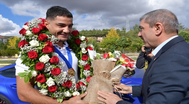 Dünya şampiyonu milli güreşçi Taha Akgül, memleketi Sivas'ta çiçeklerle karşılandı: