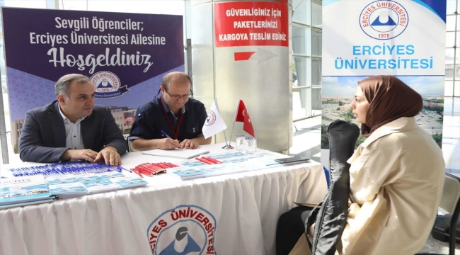 ERÜ Rektörü Fatih Altun, üniversiteye yerleşen öğrencileri otobüs terminalinde karşıladı