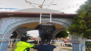 Eskişehir'de şadırvanın çatısında mahsur kalan kedi yavrusu kurtarıldı