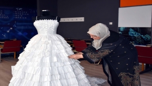 Geri dönüşüm farkındalığı için medikal maskelerden gelinlik tasarladı