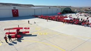 Kadın akrobasi pilotu Cumhuriyet'in 99. yaşını özel uçuşuyla kutladı