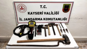 Kayseri'de el detektörlü defineciler suç üstü yakalandı