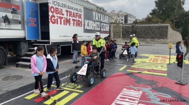 Kayseri'de öğrencilere 'Mobil Trafik Eğitim Tırı'nda eğitim verildi