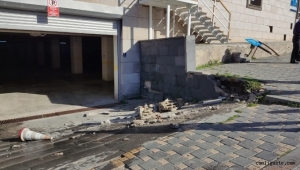 Kayseri'de park halindeki iş makinesi hareket ederek duvara çarptı