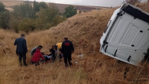 Kayseri'de tırın devrildi: 2 yaralı