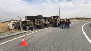 Kayseri'de virajı alamayan beton mikseri devrildi