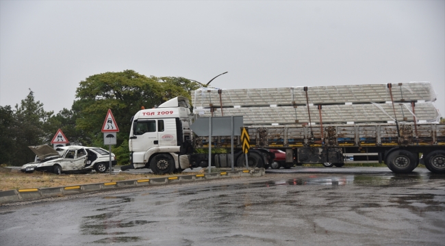 Kırıkkale'de tırla otomobilin çarpıştığı kazada 4 kişi yaralandı