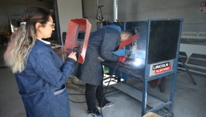 Meslek lisesi öğrencileri okulların ihtiyacı için basketbol potası üretiyor