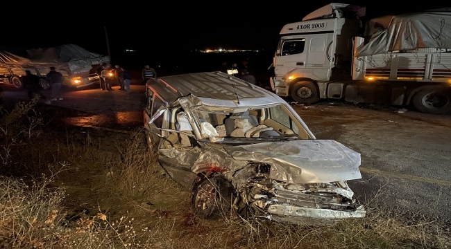 Nevşehir'de art arda iki tırla çarpışan hafif ticari aracın sürücüsü öldü