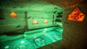 Nevşehir'de kayadan oyma oteldeki havuzların zeminini ünlülerin mozaikleri süslüyor