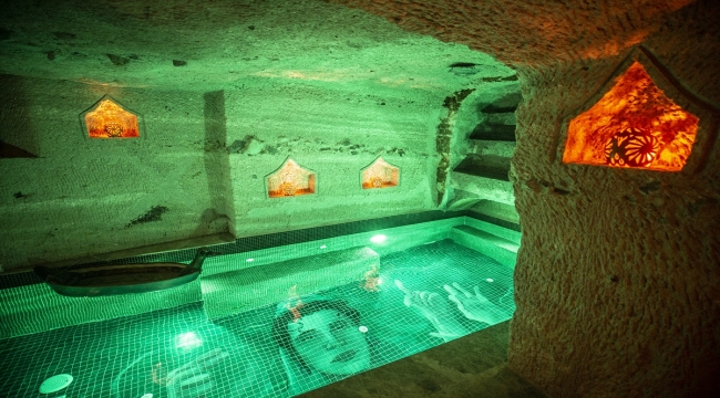 Nevşehir'de kayadan oyma oteldeki havuzların zeminini ünlülerin mozaikleri süslüyor