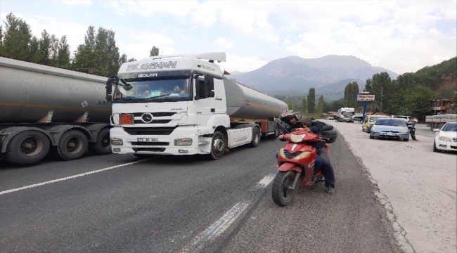 Niğde-Adana kara yolunda devrilen tır ulaşımı aksattı