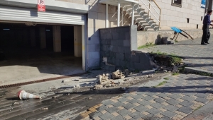 Park halindeki iş makinesi yokuş aşağı hareket ederek duvara çarptı