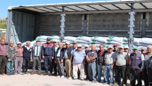 Sarıveliler Kaymakamı Mehmet Bircan çiftçilere gübre dağıttı