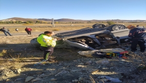 Sivas'ta devrilen hafif ticari araçtaki 4 kişi yaralandı