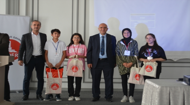 Sivas'ta ilçe derneğinden 400 öğrenciye kırtasiye yardımı 