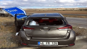 Sivas'ta kamyonet ile çarpışan otomobildeki 2 kişi yaralandı